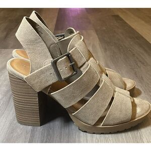 WOMENS UNIVERSAL THREAD MICROSUEDE OPEN TOE ANKLE STRAP 4 IN HEELED PUMPS, TAUPE